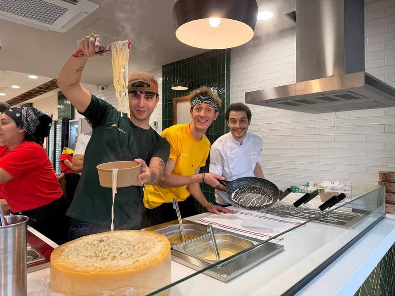 Equipo de Pastasole en cocina